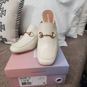 LISA VICKY Leather Cream Mules with Gold Detail NEW Never Worn Sz 7.5